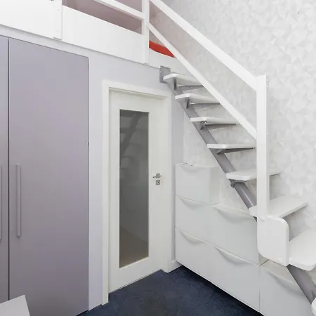 Centre With A Mezzanine By Renters Daire